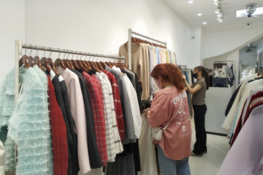 Quần âu diện cùng giày gì để trông trẻ trung hơn?